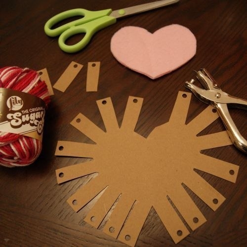 Плетем корзинку в форме сердца.