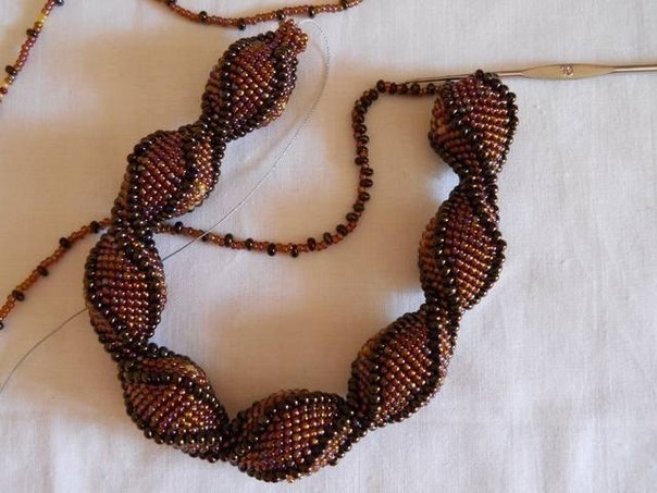 Вязаные бусы-жгут Трюфельные конфетки