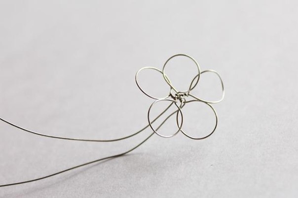 Венок из цветов или вторая жизнь лаков для ногтей