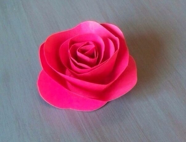Простой способ, как сделать розу из бумаги