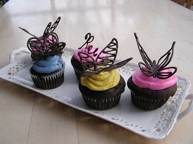 Шоколадные бабочки-украшения для пирожных