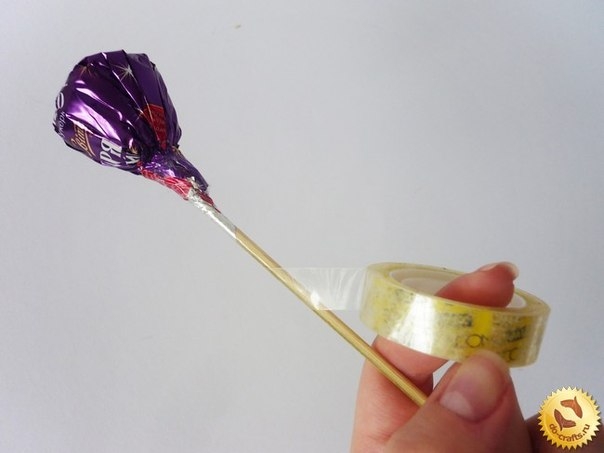 Цветы из гофрированной бумаги и конфет. Мастер-класс