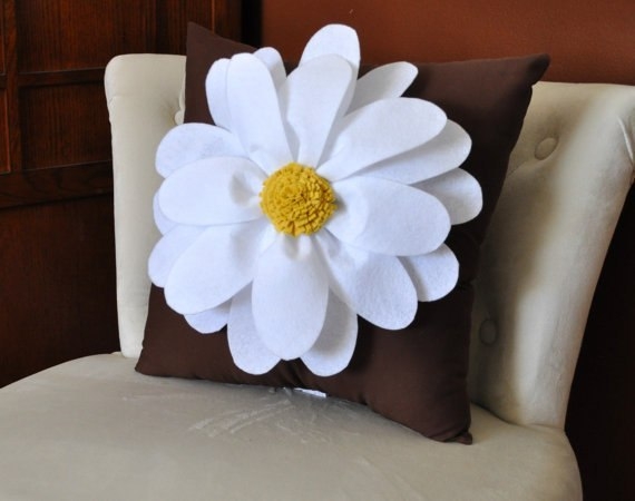 Декоративные подушки с цветами