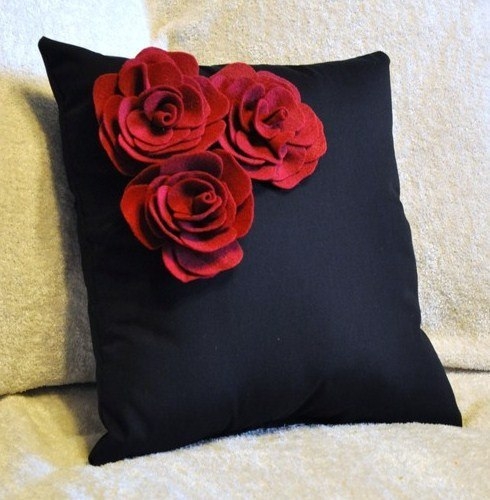 Декоративные подушки с цветами