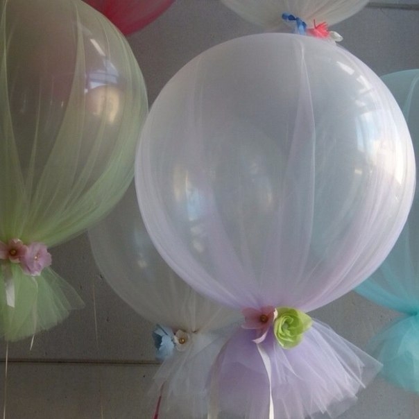 Идея для праздника. Декорирование воздушных шаров сеткой или органзой.