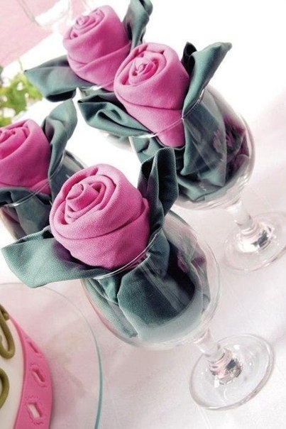 Украсим праздничный стол розами из салфеток.