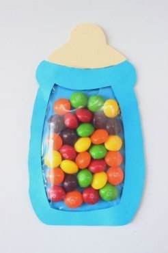 Открытка для малыша с конфетами