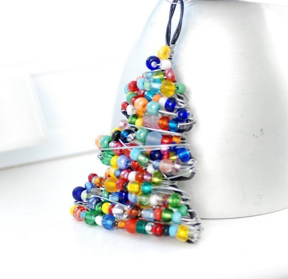 Красивые брелоки из бисера и проволоки