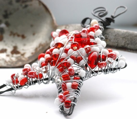 Красивые брелоки из бисера и проволоки