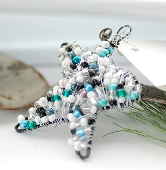 Красивые брелоки из бисера и проволоки