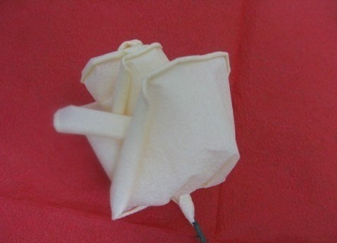 Розы из бумажных салфеток