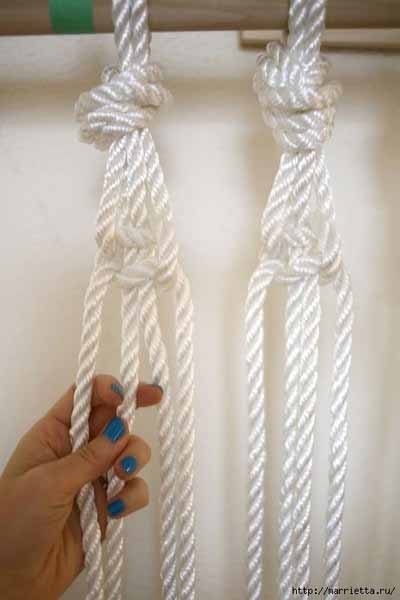 Интересная идея занавески из веревки, выполненной в технике макраме.