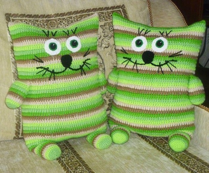 Забавные подушечки-коты крючком