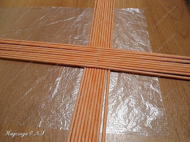 Плетем поднос из бумажных трубочек