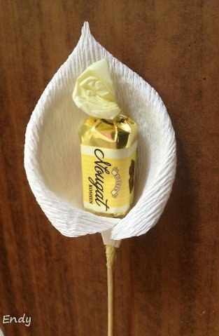 Каллы из конфет.