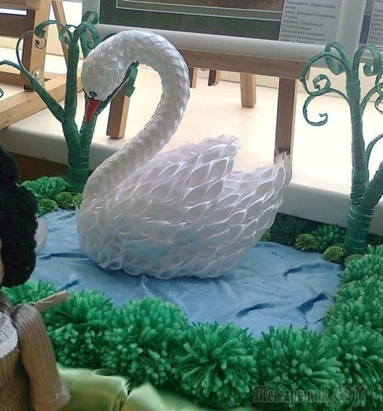 Лебеди из атласных лент