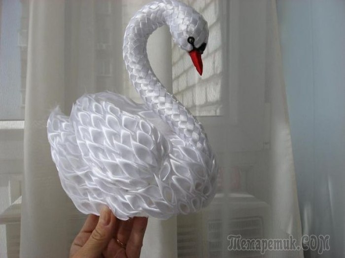 Лебеди из атласных лент