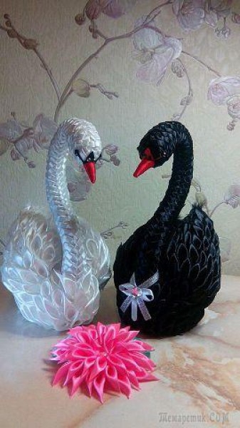Лебеди из атласных лент