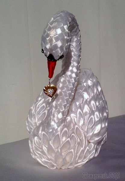 Лебеди из атласных лент