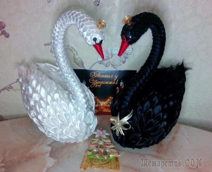 Лебеди из атласных лент