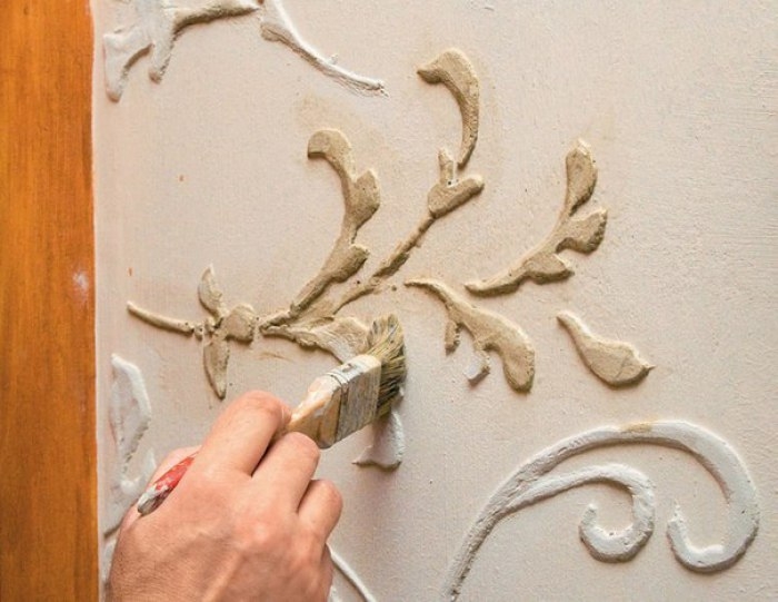 Объемный рельеф на стенах по трафарету, фрескорельеф