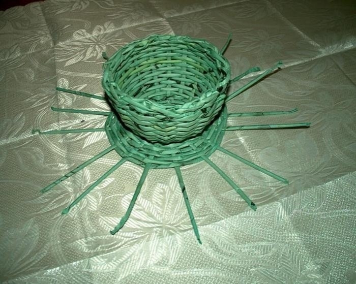 Декоративные чашки из газетных трубочек