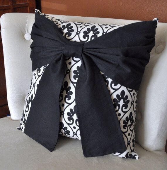 Декоративные подушки с бантиками