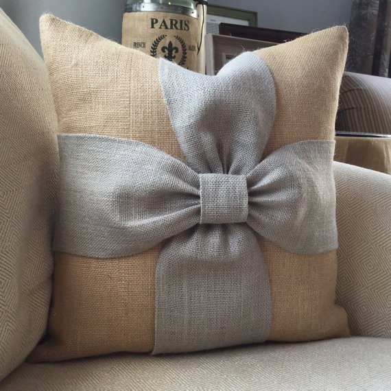 Декоративные подушки с бантиками