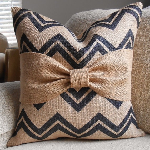 Декоративные подушки с бантиками