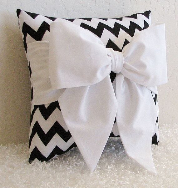 Декоративные подушки с бантиками