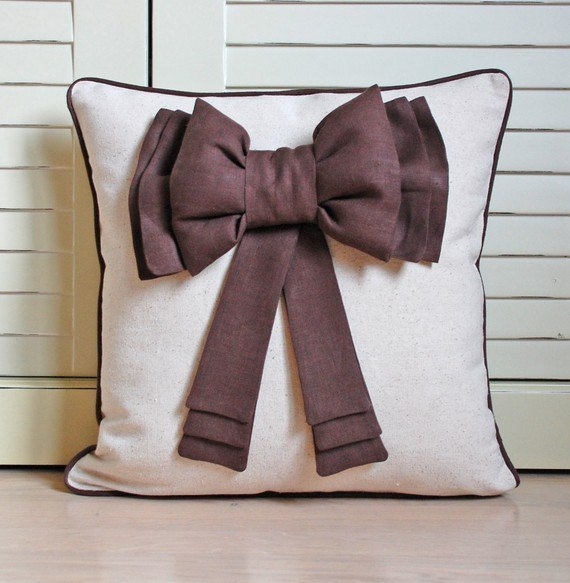 Декоративные подушки с бантиками