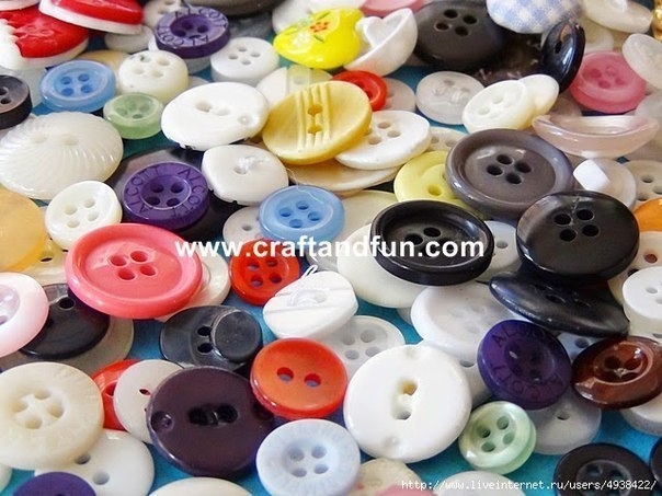 Вязаные цветочки из пуговиц крючком.