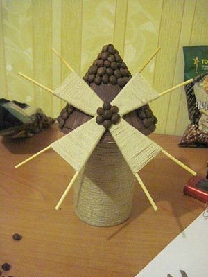 Сувенир Мельница с декором кофейными зёрнами и шпагатом