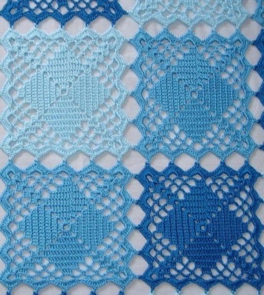 Плед из квадратных мотивов связан крючком в сине-голубой гамме.