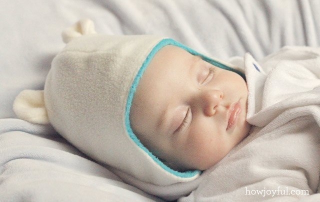 Милая мягонькая шапочка для малыша из флиса