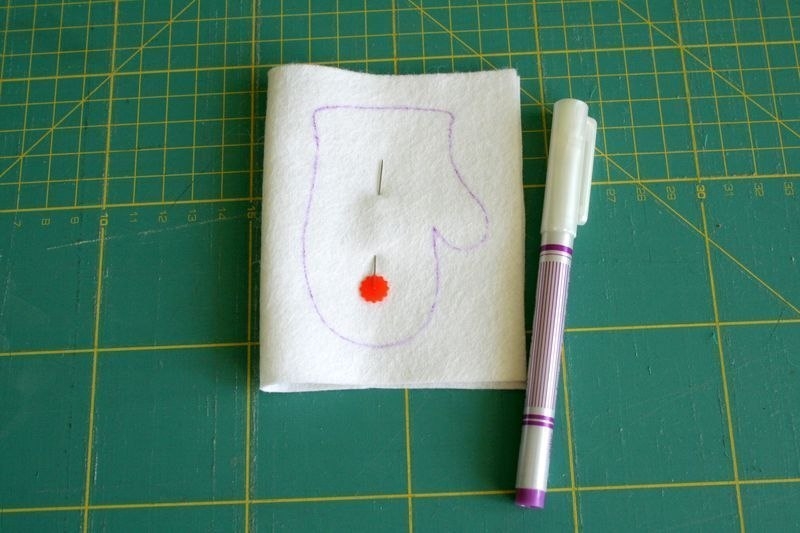 Фетровая варежка - подвеска на елку