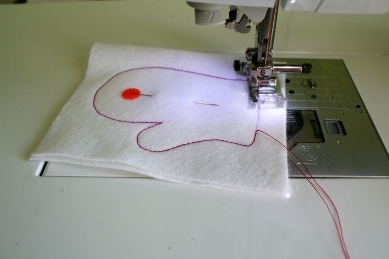 Фетровая варежка - подвеска на елку