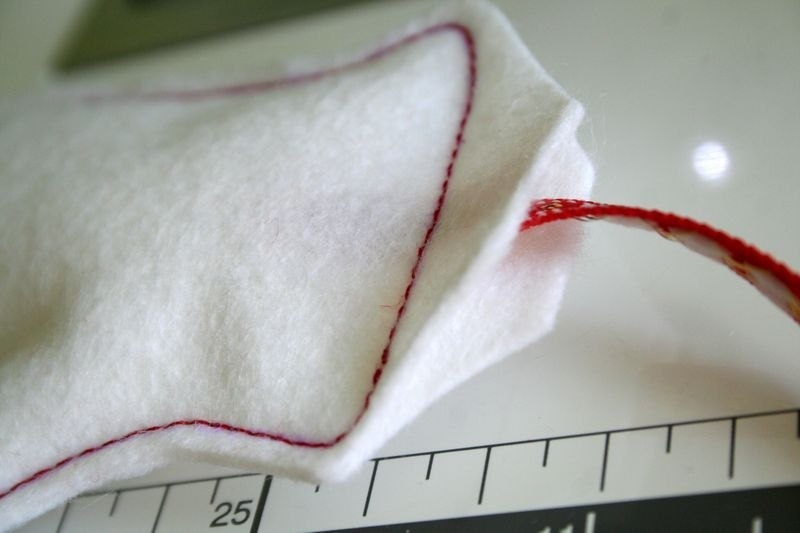 Фетровая варежка - подвеска на елку