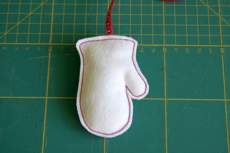 Фетровая варежка - подвеска на елку