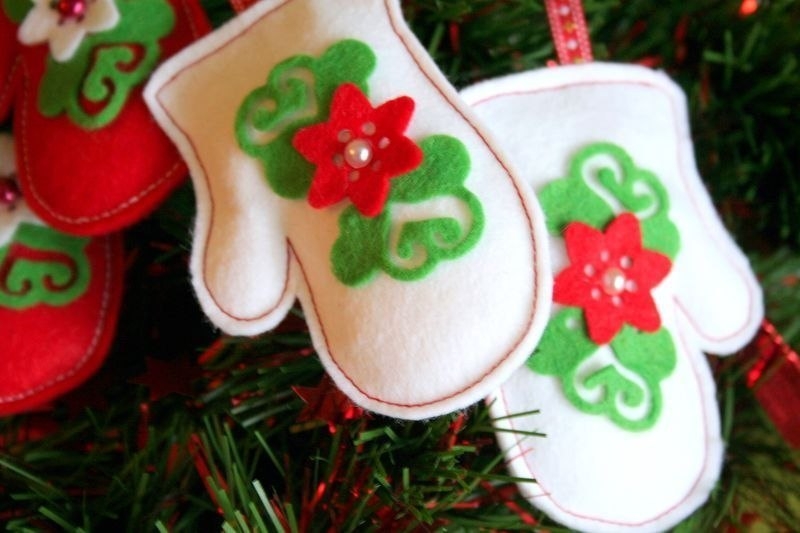 Фетровая варежка - подвеска на елку