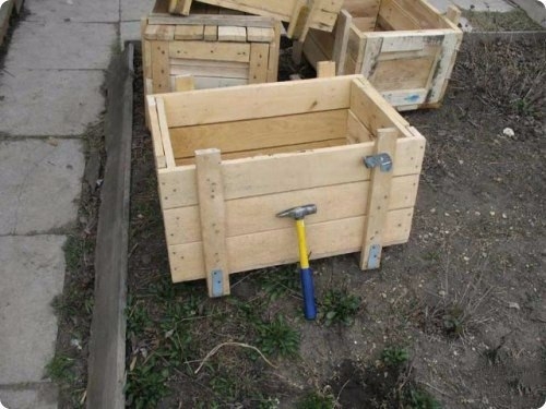 Садовая тачка из ящика.