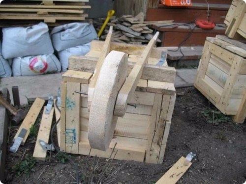 Садовая тачка из ящика.