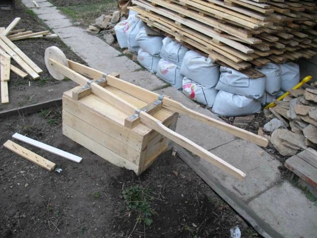 Садовая тачка из ящика.