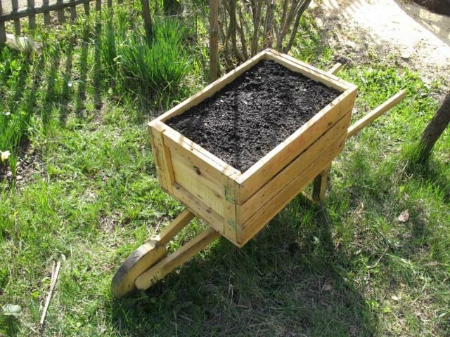 Садовая тачка из ящика.
