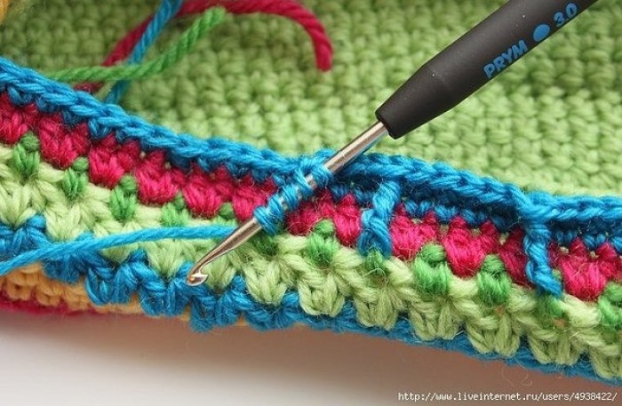 Красочные тапочки крючком.