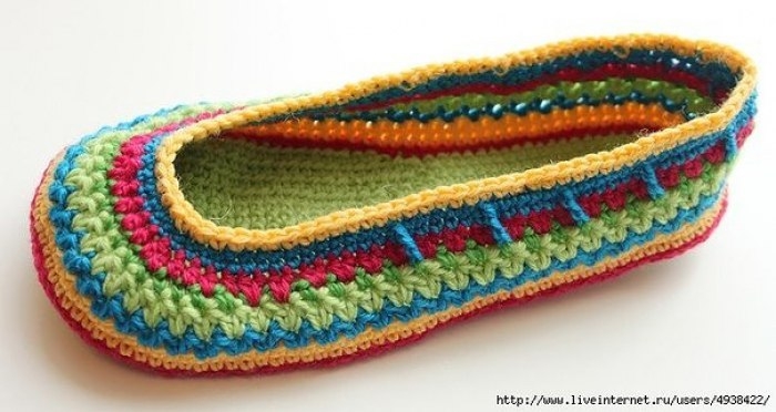 Красочные тапочки крючком.
