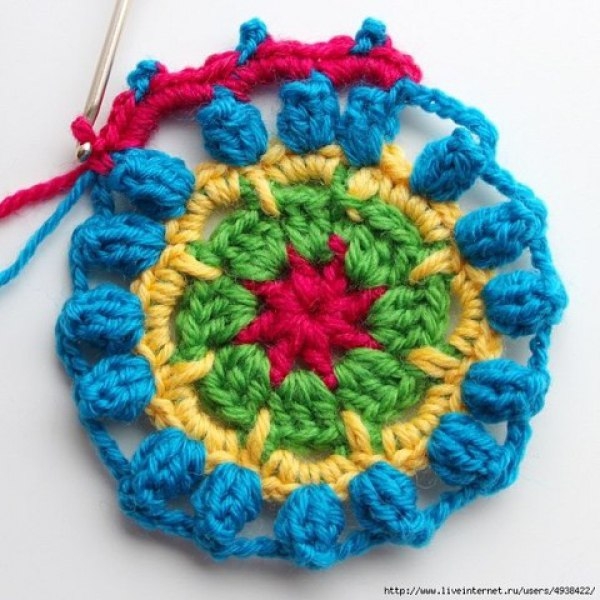 Красочные тапочки крючком.