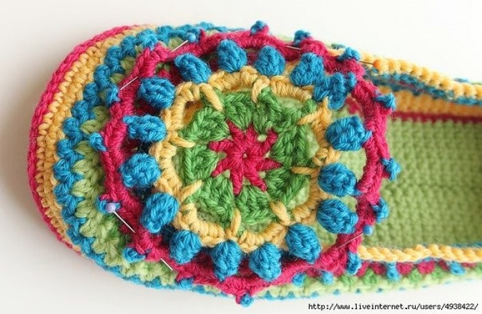 Красочные тапочки крючком.