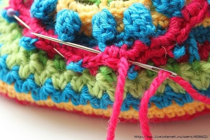 Красочные тапочки крючком.