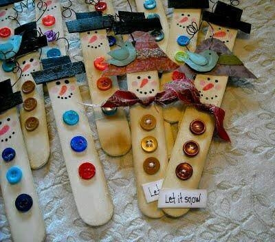 Палочки для мороженого в новогоднем декоре.